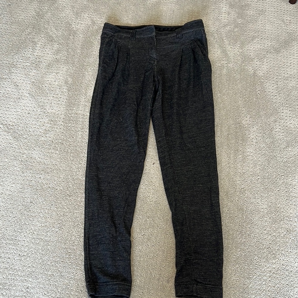 Lululemon womens joggers in size 8. Grey with front and back pockets.